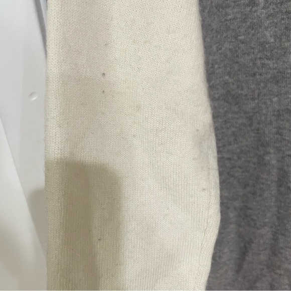 Vince Neck Sweater. Gray and Beige. Size M - Picture 2 of 5